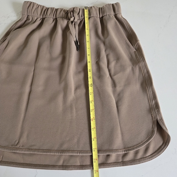 NWOT Lululemon On The Fly Skirt Woven Frontier Tan Elastic Waist Knee Length 8 - Picture 3 of 8